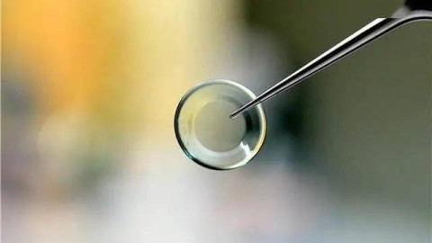 OK镜（角膜塑形镜）戴上后感到不舒服，是初次佩戴或日常佩戴中较常见的现象。由于OK镜是硬性透气性接触镜，材质较硬，且需要在夜间睡眠时通过物理压迫改变角膜形态，因此舒适度与普通的软性隐形眼镜不同