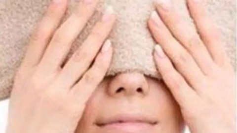 冷热交替敷眼睛对矫正视力没有直接帮助，既不能治疗近视、远视、散光等屈光不正问题，也无法逆转器质性眼病。但它作为辅助护理手段，在缓解视疲劳方面有一定价值